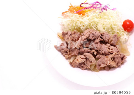 豚肉の生姜焼き　焼肉料理　キャベツの千切り　明るい背景 80594059