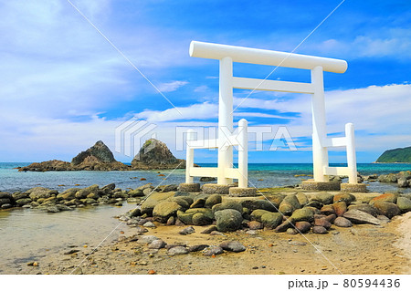 【福岡県】晴天下の桜井二見ヶ浦 夫婦岩 【福岡県】晴天下の桜井二見ヶ浦 夫婦岩 80594436