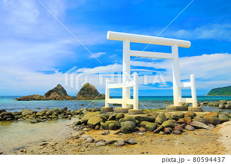 【福岡県】晴天下の桜井二見ヶ浦 夫婦岩 【福岡県】晴天下の桜井二見ヶ浦 夫婦岩 80594437