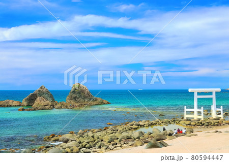 【福岡県】晴天下の桜井二見ヶ浦　夫婦岩 80594447