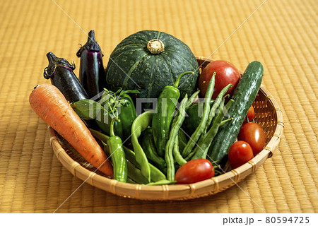 家庭菜園の無農薬マクロビ野菜の収穫 80594725
