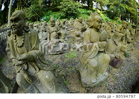 沢山の羅漢像 80594797