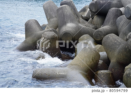 テトラポットにぶつかる波 テトラポットにぶつかる波 80594799