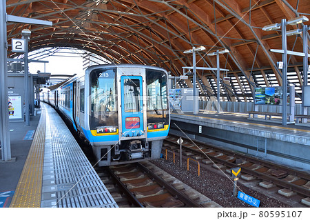 高知　JR高知駅に停車中の2000系特急しまんと 80595107