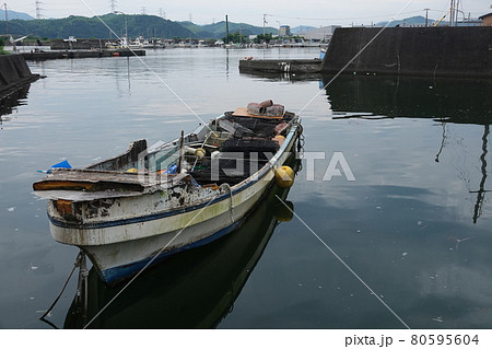 橘漁港に浮かぶ小さな漁船 80595604
