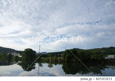 長崎県佐世保市 朝の江迎川 80595853