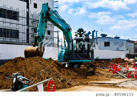 建設現場 重機 パワーショベル 建設現場 重機 パワーショベル 80596153