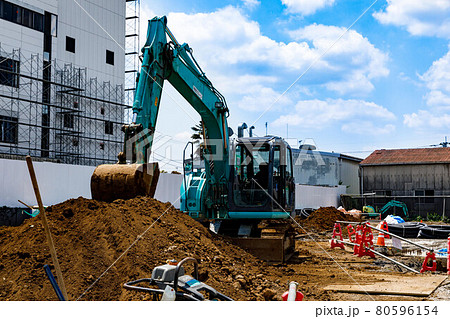 建設現場　重機　パワーショベル　 80596154