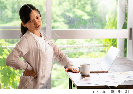 仕事中、腰が痛い女性 80596181