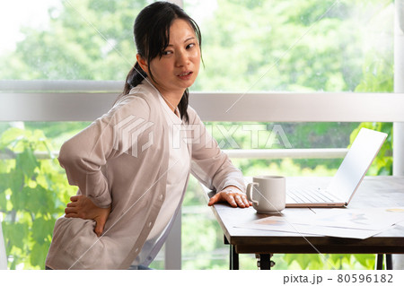 仕事中、腰が痛い女性 仕事中、腰が痛い女性 80596182