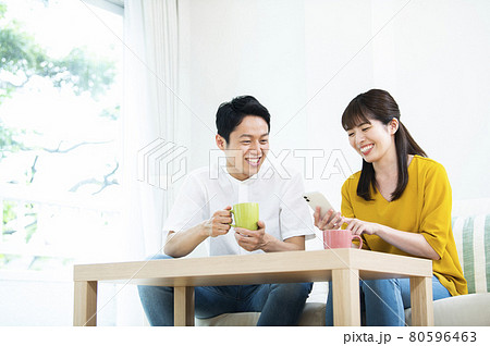 夫婦　スマホ　検索　笑顔　発見 80596463