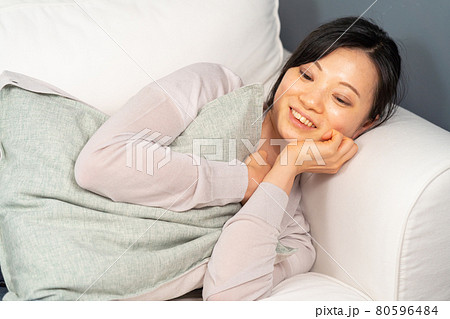 くつろいでいる女性 80596484