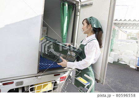 スーパー宅配サービスイメージ　トラックに商品を積む従業員女性 80596558