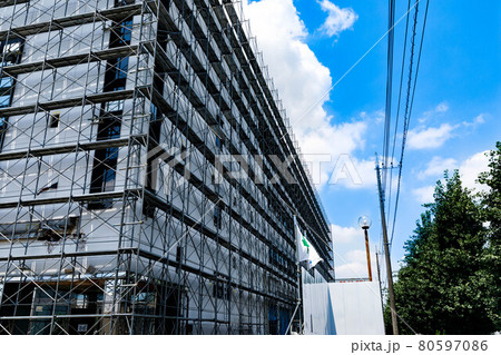 ビル改修工事 枠組み足場と青空 ビル改修工事 枠組み足場と青空 80597086