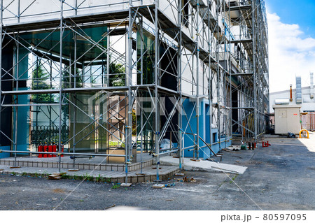 ビル改修工事 枠組み足場と青空 ビル改修工事 枠組み足場と青空 80597095