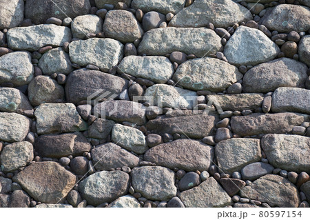 石垣の築石と間詰石 80597154