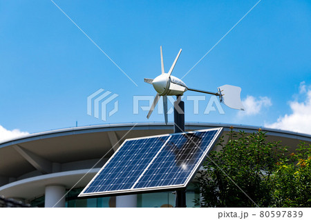 太陽光発電ソーラーパネルと風力発電機 80597839