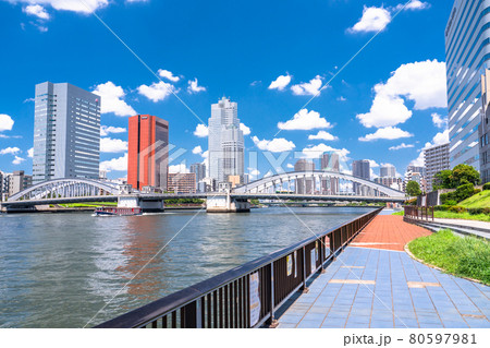 《東京都》勝どき橋と都市風景・夏の東京ベイエリア 80597981