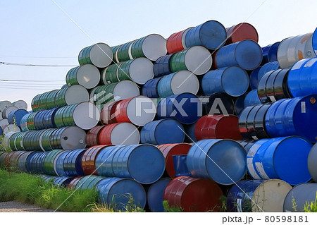 山積みのドラム缶　イメージ 80598181