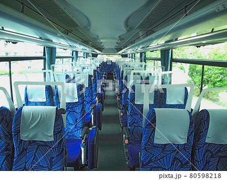 新型コロナ感染対策をしている観光バスの車内 80598218
