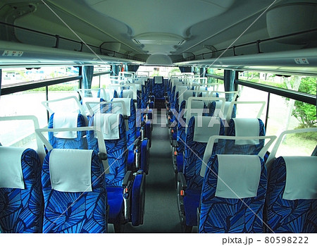 新型コロナ感染対策をしている観光バスの車内 80598222