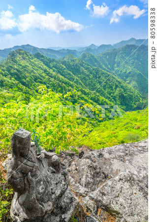 禿（ハゲ）の行者山、山頂の行者像と大展望（兵庫県姫路市夢前町）※作品コメント欄に撮影位置 80598338