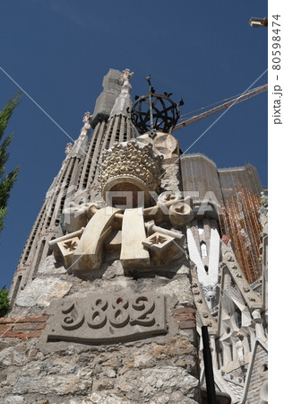 スペイン　バルセロナ　サグラダファミリアと青空 80598474