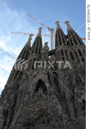 スペイン バルセロナ サグラダファミリアと青空 スペイン バルセロナ サグラダファミリアと青空 80598476