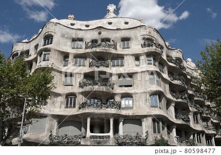スペイン バルセロナ カサ・ミラと青空 スペイン バルセロナ カサ・ミラと青空 80598477