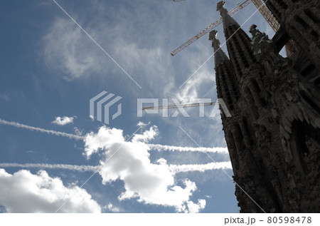 スペイン バルセロナ サグラダファミリアと青空と飛行機雲 スペイン バルセロナ サグラダファミリアと青空と飛行機雲 80598478