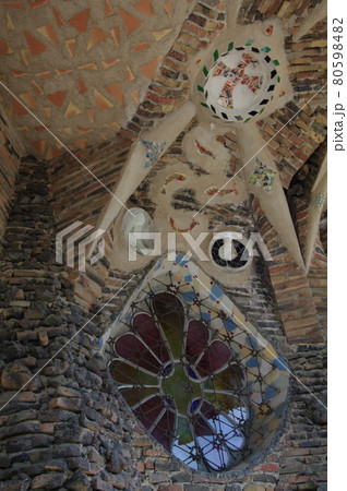 スペイン バルセロナ コロニア・グエル教会のステンドクラス スペイン バルセロナ コロニア・グエル教会のステンドクラス 80598482