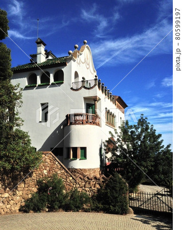 スペイン　バルセロナ　グエル公園の白い家と青空と雲 80599197