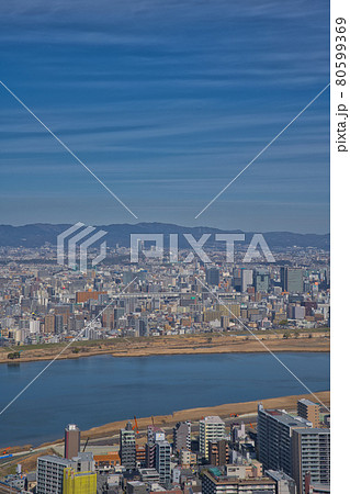 【大阪府】青空の都市風景と淀川 【大阪府】青空の都市風景と淀川 80599369