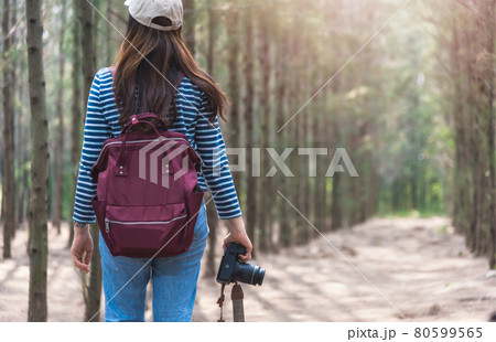 Young female woman lifestyle photographer travel taking photo 80599565