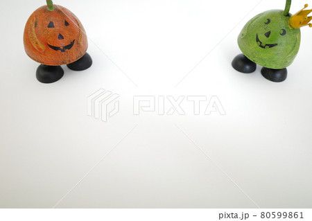 オレンジ色と緑色のカボチャをかたどったハロウィンの飾り オレンジ色と緑色のカボチャをかたどったハロウィンの飾り 80599861