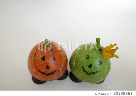 オレンジ色と緑色のカボチャをかたどったハロウィンの飾り 80599863
