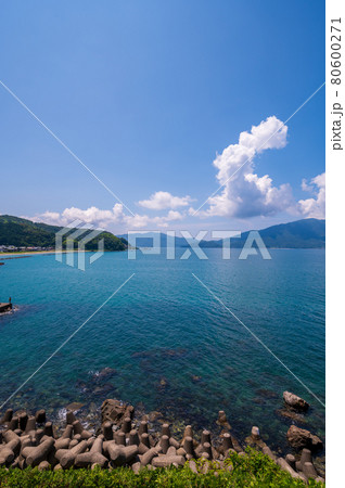 国道8号線からの越前海岸 福井県 敦賀市五幡 いつはた 海水浴場周辺の写真素材