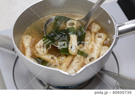 味噌汁の作り方/味噌汁をお玉でよそう 味噌汁の作り方/味噌汁をお玉でよそう 80600736