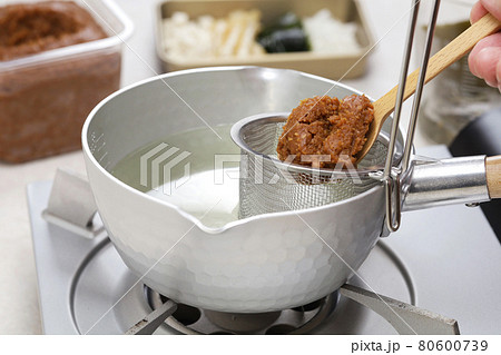 味噌汁の作り方/こし器に味噌を投入 80600739