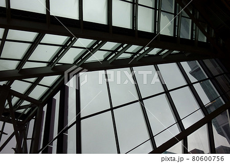 近未来、複数の未来的な垂直および水平空間の複雑なビーム模様 80600756