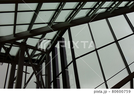 近未来、複数の未来的な垂直および水平空間の複雑なビーム模様 80600759