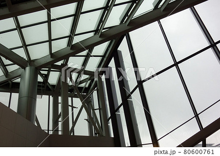 近未来、複数の未来的な垂直および水平空間の複雑なビーム模様 80600761