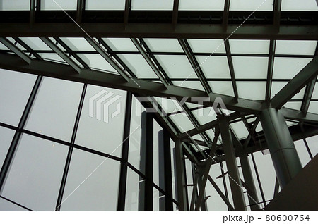 近未来、複数の未来的な垂直および水平空間の複雑なビーム模様 80600764