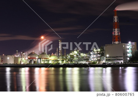 水面に映る工場夜景 80600765