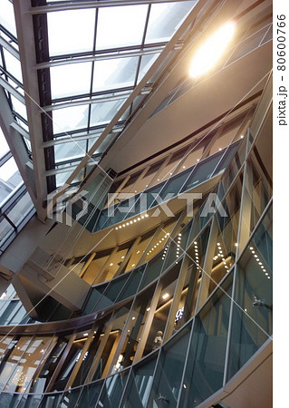 近未来、複数の未来的な垂直および水平空間の複雑なビーム模様 80600766