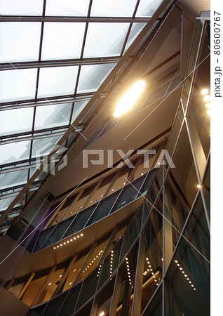 近未来、複数の未来的な垂直および水平空間の複雑なビーム模様 80600767