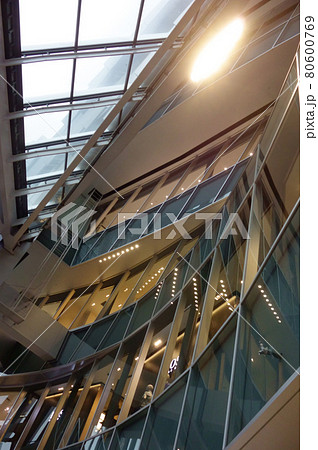 近未来、複数の未来的な垂直および水平空間の複雑なビーム模様 80600769