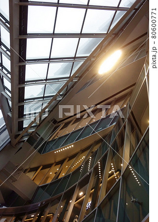 近未来、複数の未来的な垂直および水平空間の複雑なビーム模様 80600771