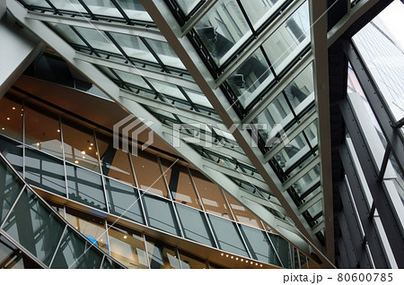 近未来、複数の未来的な垂直および水平空間の複雑なビーム模様 80600785