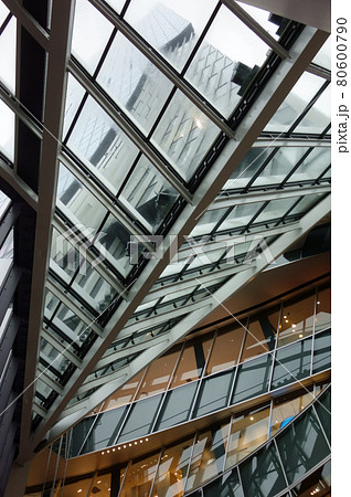 近未来、複数の未来的な垂直および水平空間の複雑なビーム模様 80600790